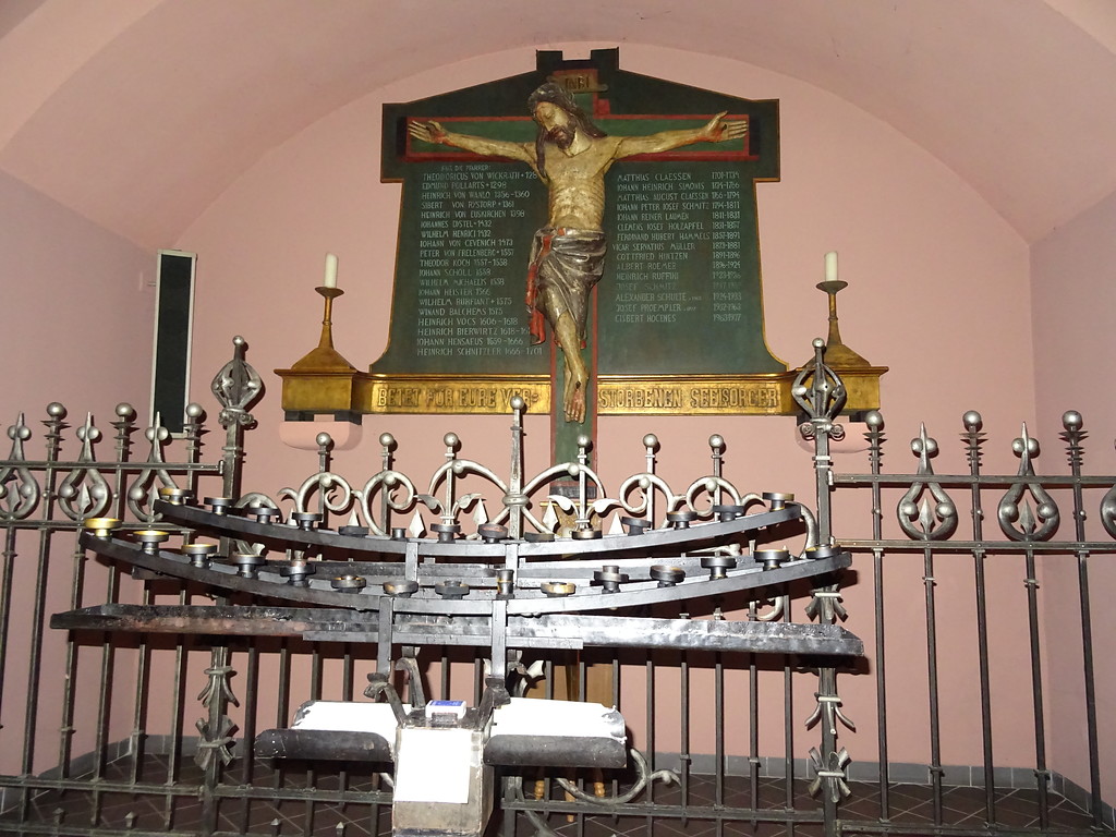 Rundbogennische mit Priesterkreuz in der Heilig-Kreuz-Kirche in Erkelenz-Keyenberg (2018)