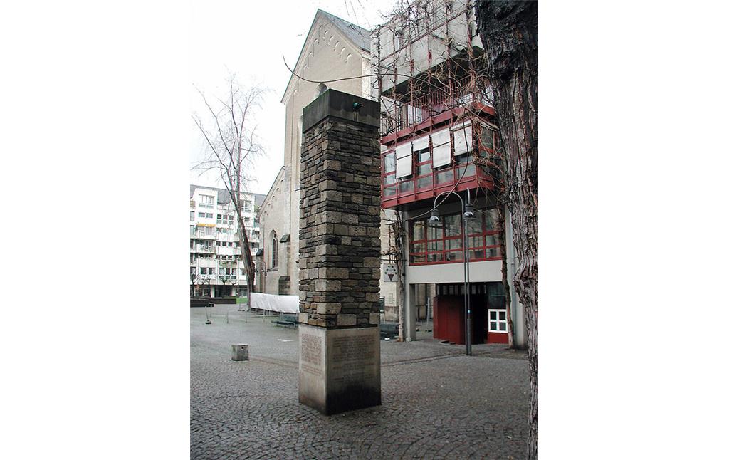 Die Schmitz-Säule bei Groß Sankt Martin in Köln-Altstadt-Nord (2008).