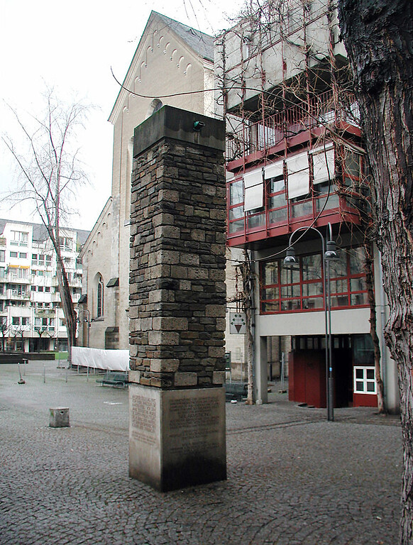 Die Schmitz-Säule bei Groß Sankt Martin in Köln-Altstadt-Nord (2008).