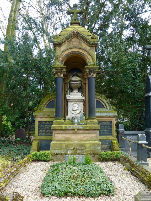 Das Familiengrab Rehe auf dem Kölner Friedhof Melaten (2016). Dr. Emil Rehe (1861-1924) firmierte als Arzt und Apotheker, war zugleich aber auch ein erfolgreicher Kaufmann und Unternehmer, u.a. bei den Kölner Priamus-Automobilwerken.