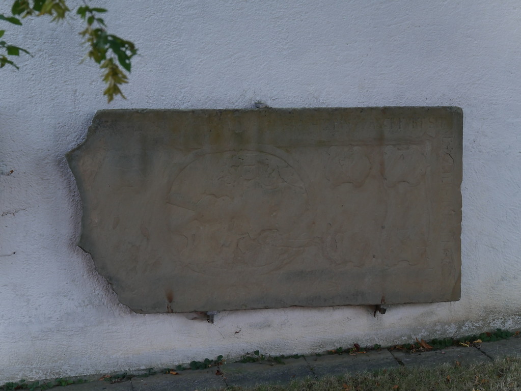 Linke Grabplatte des Grafengeschlechts der Sponheimer in Dörrebach (2016)