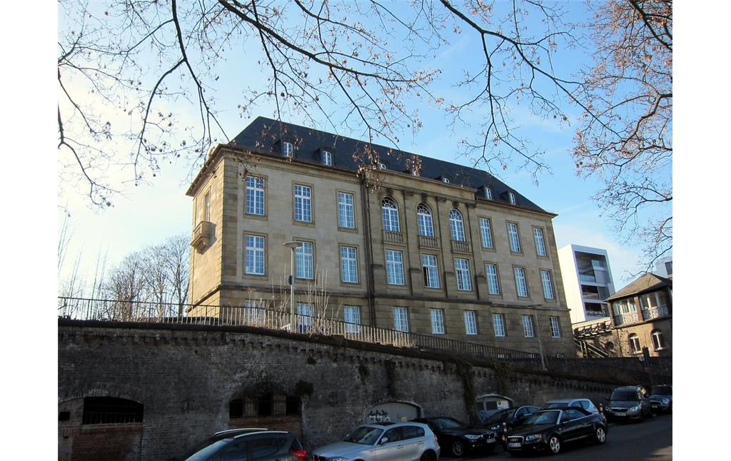 Das ehemalige Preußische Oberbergamt Bonn, heute Historisches Seminar der Universität Bonn, vom Brassertufer aus gesehen (2015).