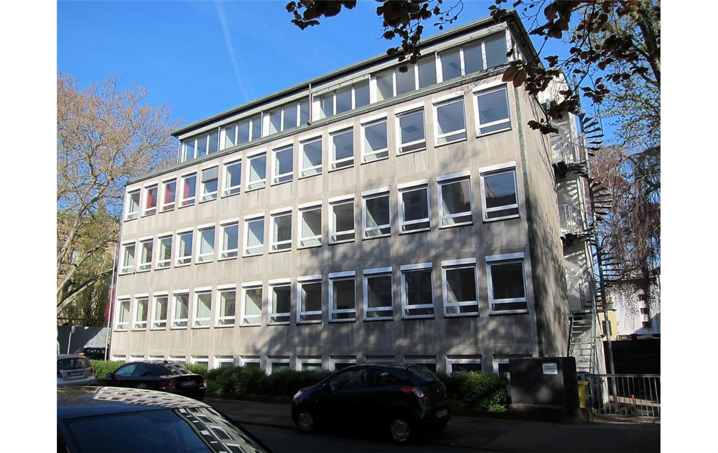 Bürohaus Adenauerallee 131a / Ecke Kaiser-Friedrich-Straße im Norden des Bonner Regierungsviertels (2015).
