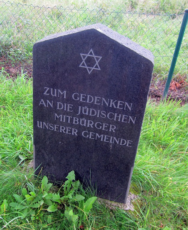 Gedenkstein auf dem jüdischen Friedhof in Hülchrath (2014), die Inschrift lautet "Zum Gedenken an die jüdischen Mitbürger unserer Gemeinde".