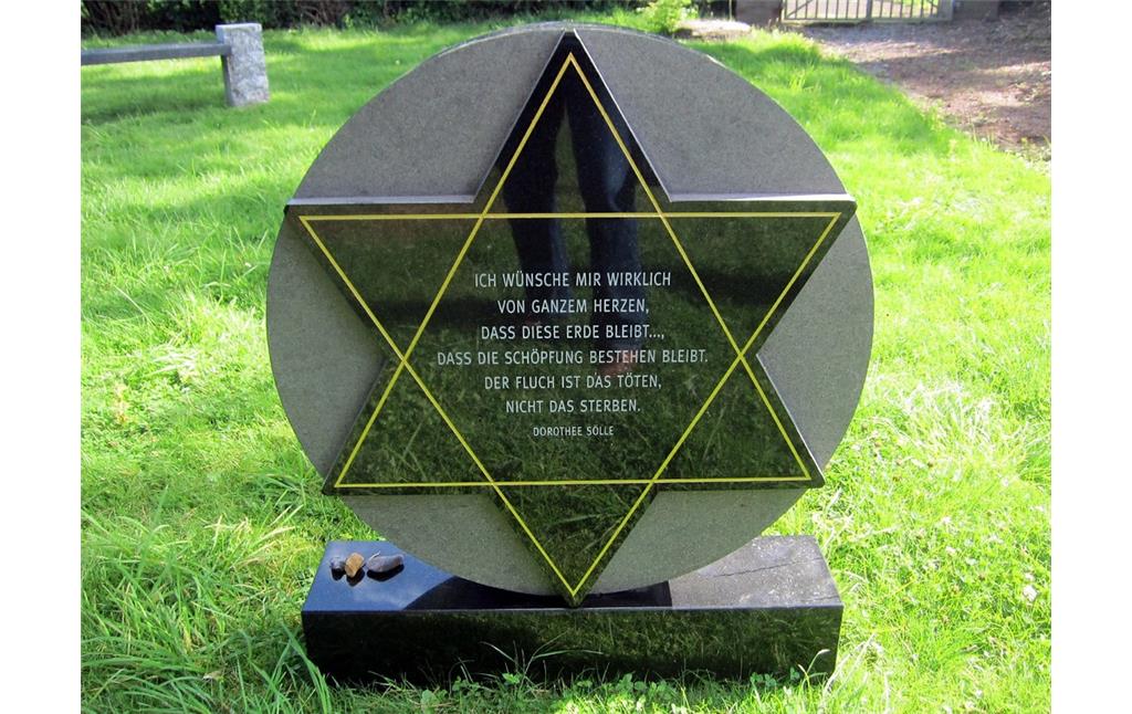 Rückseite des Gedenksteins auf dem jüdischen Friedhof in Wevelinghoven (2014).