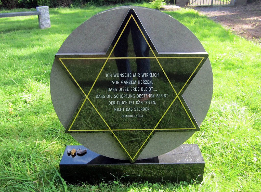 Rückseite des Gedenksteins auf dem jüdischen Friedhof in Wevelinghoven (2014).