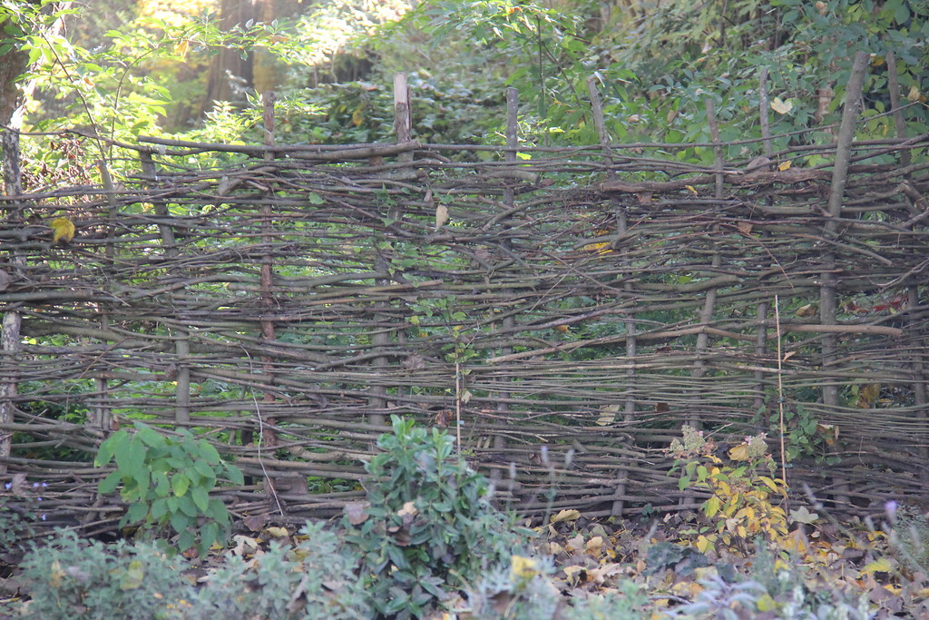 Zaun aus geflochtenen Weidenzweigen hinter dem Zisterzienserinnenkloster Graefenthal (2015)