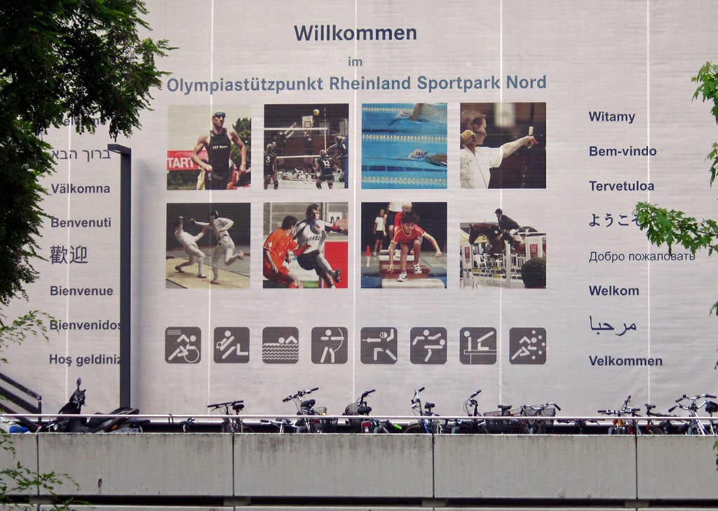 Informationswand am Sporthallenzentrum zum Olympiastützpunkt Rheinland im Sportpark Nord (2014)