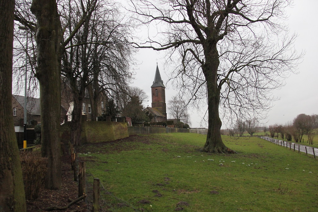 Die Hochwasserschutzmauer an der Nordostseite der Ortschaft Schenkenschanz mit der ehemaligen Garnisonskirche (2015)