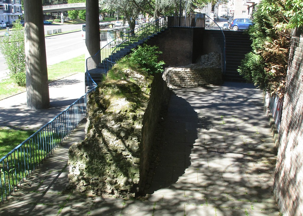 Erhaltener Teil der "Alten Mauer am Bach" an der gleichnamigen Straße am südlichen Ende der Kaygasse in Köln-Altstadt-Süd (2019).