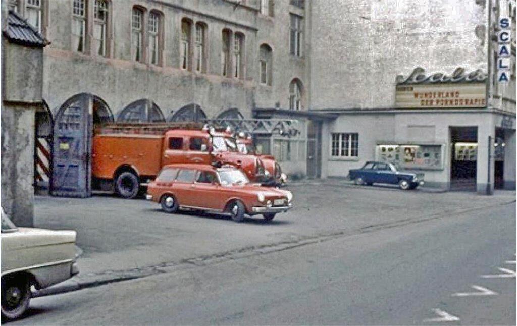 Löschfahrzeuge vor der Alten Feuerwache Bonn in der Maxstraße (um 1969), im Nachbargebäude rechts befindet sich das Sexkino "Scala".