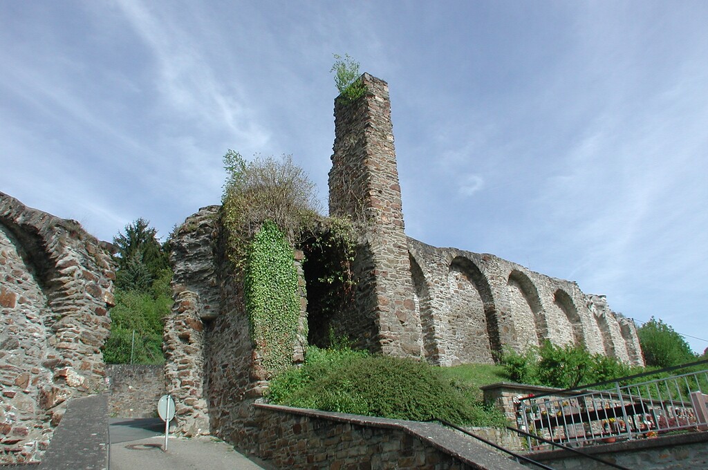 Überreste des Ackertsturms und, links davon, der Ackertspforte in Dausenau (2010)