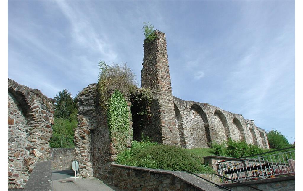 Überreste des Ackertsturms und, links davon, der Ackertspforte in Dausenau (2010)