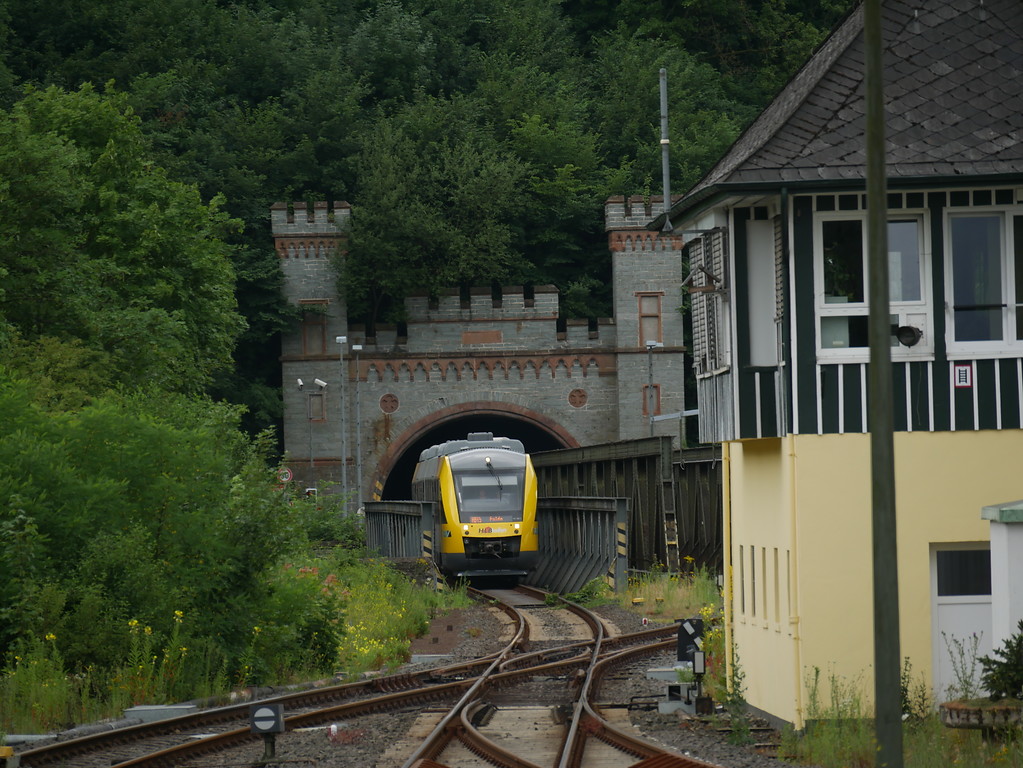 In den Bahnhof Weilburg einfahrender Zug auf der Eisenbahnbrücke nach dem Weilburger Tunnel (2017)