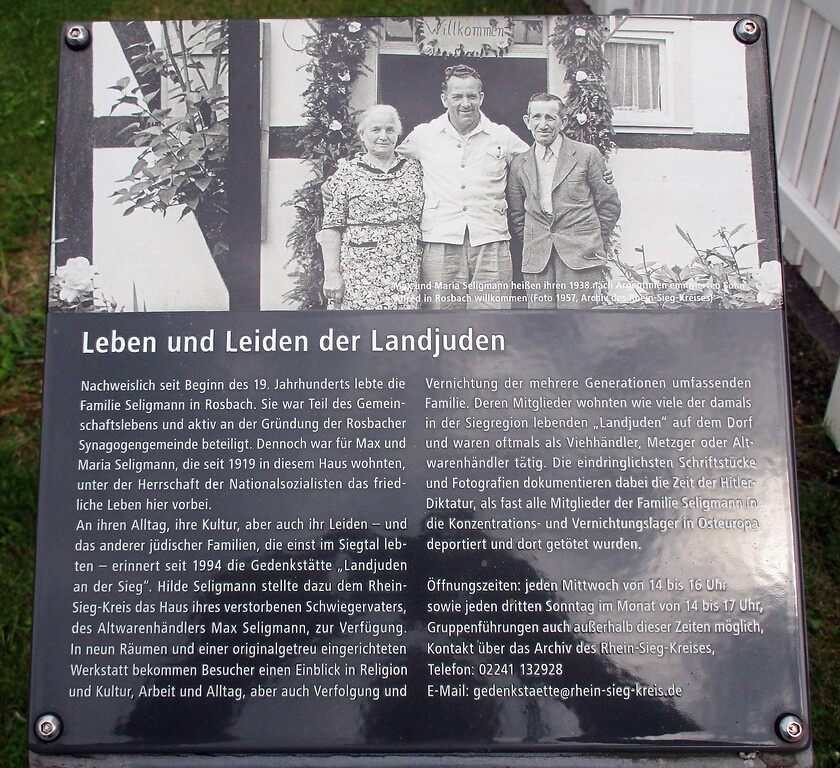 Informationstafel "Leben und Leiden der Landjuden" vor der Gedenkstätte "Landjuden an der Sieg" in Windeck-Rosbach (2021).