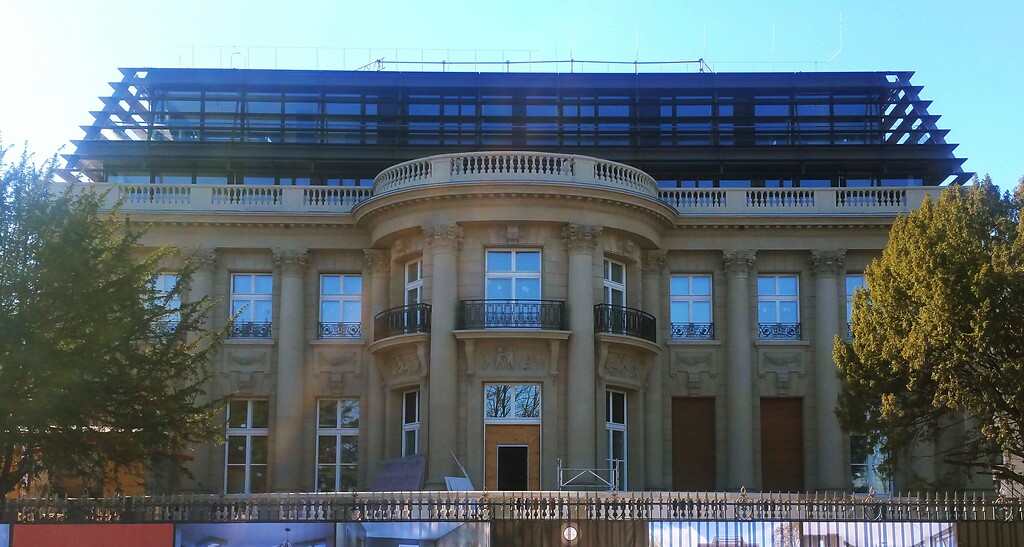 Die 1906-1908 erbaute Villa "Palais du Rhin" in Köln-Bayenthal, Ansicht der Front vom Rhein her (2019).