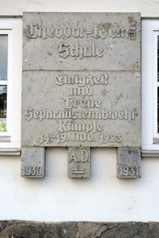 Schulgebäude in Aegidienberg am Aegidiusplatz aus dem Jahr 1931, Inschriftentafel (2022)