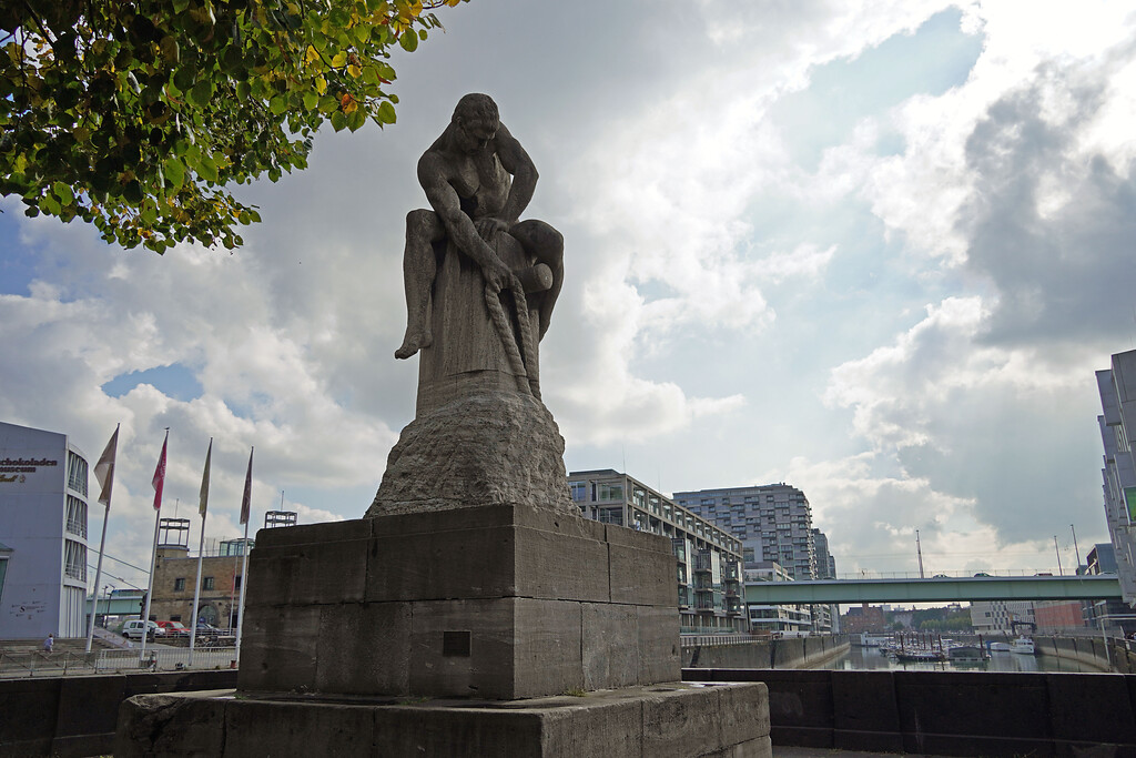 Blick auf das Denkmal "Der Tauzieher" am Holzmarkt vor dem Rheinauhafen in Köln-Altstadt-Süd (2021)