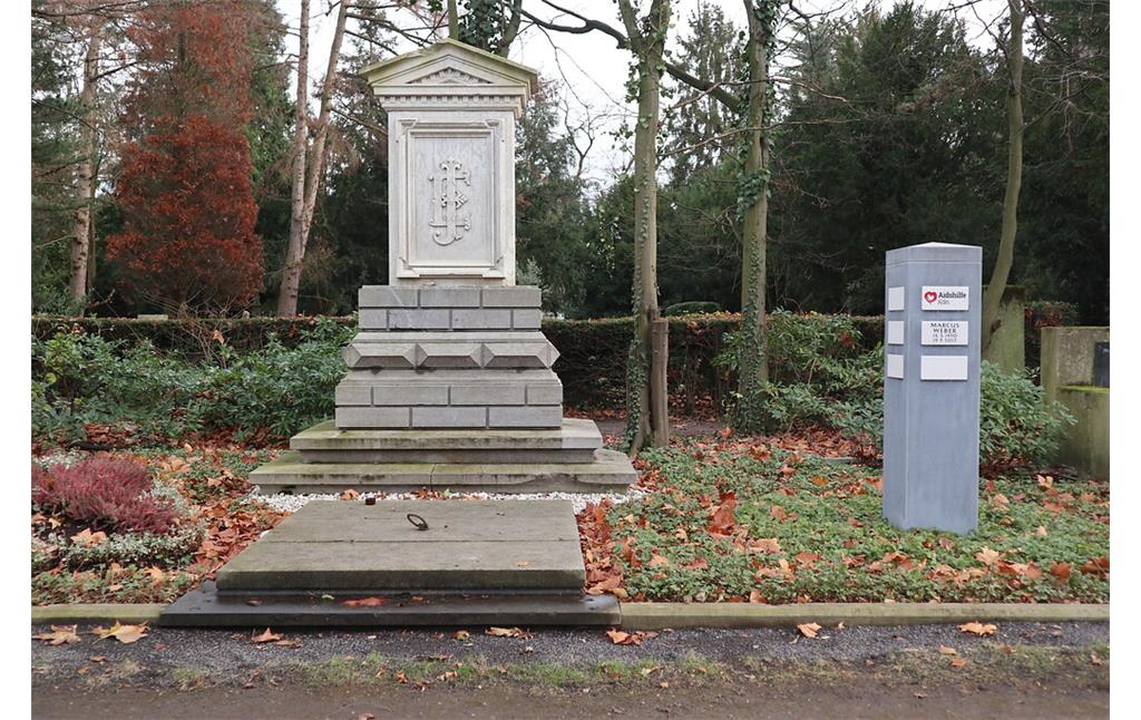 Das historische Grab der Familie Joest und das Urnengrab der Aids-Hilfe Köln auf dem Friedhof Melaten (2021)
