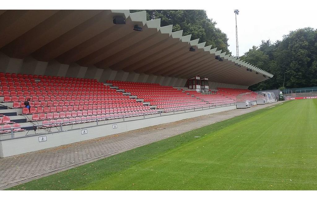 Haupttribüne des Franz-Kremer-Stadions im RheinEnergieSportpark in Köln-Sülz (2016)