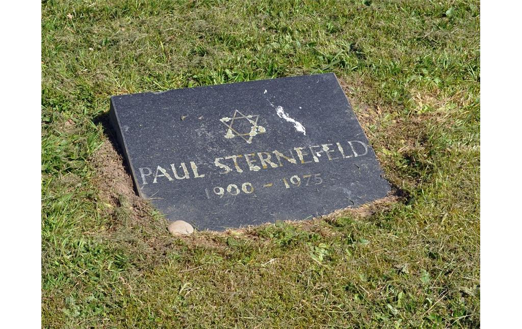 Der kleine Grab- oder Gedenkstein für Paul Sternfeld auf dem neuen Judenfriedhof in Goch verweist möglicherweise auf eine dortige Bestattung im Jahr 1975 (Aufnahme 2016).