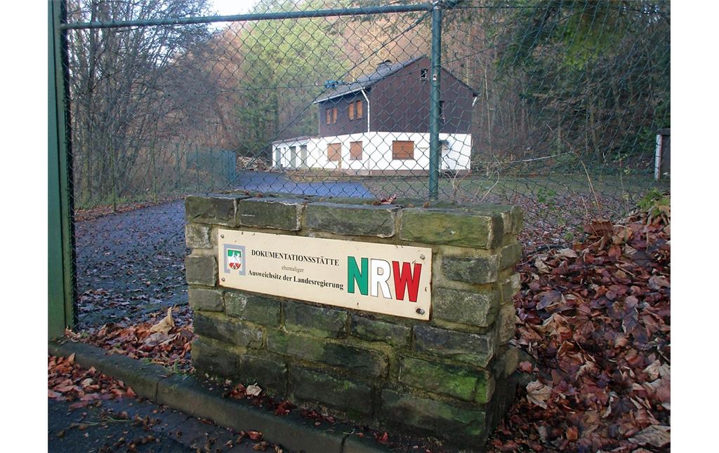 Zugang zum heutigen Dokumentationszentrum "Ausweichsitz NRW", dem früheren Atombunker der Landesregierung in Kall (2016).