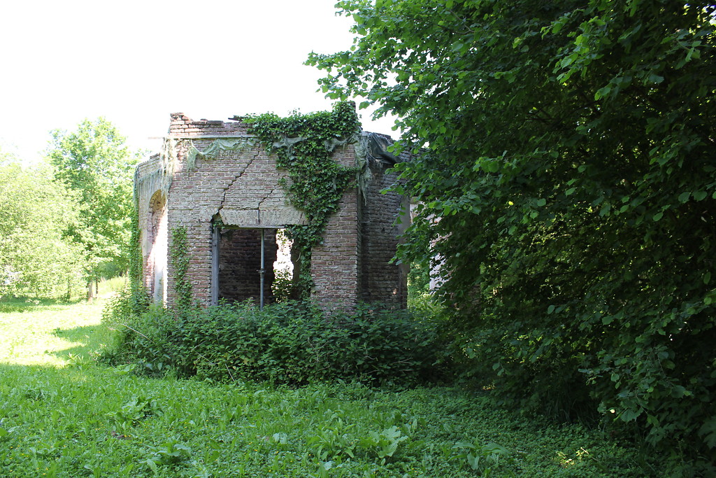 Ruinöses ehemaliges Garten- und Badehaus der Schlossanlage Diersfordt in Wesel