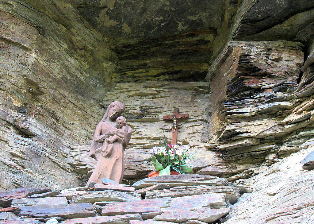 Madonna mit Kind und Kruzifix in einer Felsnische in einer Mauer am Weinberg-Wanderweg "Collis Steilpfad" in Zell an der Mosel (2020).