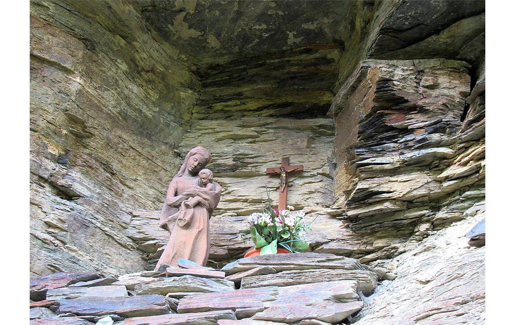 Madonna mit Kind und Kruzifix in einer Felsnische in einer Mauer am Weinberg-Wanderweg "Collis Steilpfad" in Zell an der Mosel (2020).