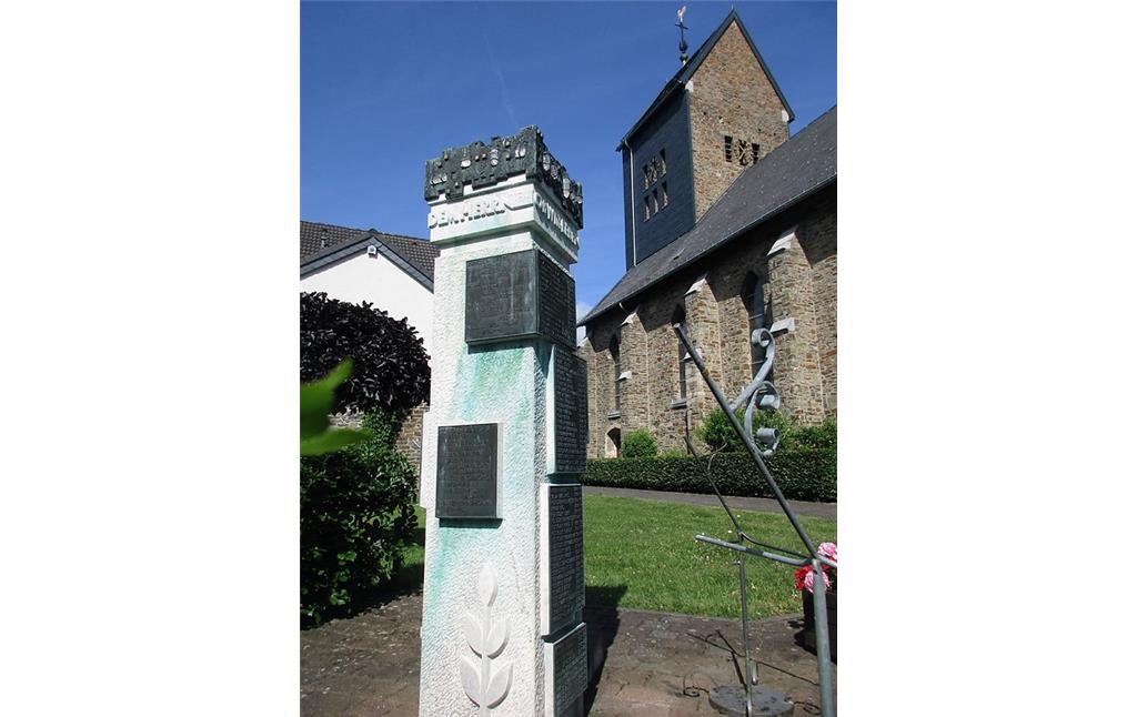 Denkmal für die örtlichen Gefallenen der Weltkriege hinter der Pfarrkirche St. Joseph in Hürtgenwald-Vossenack (2017).