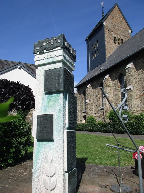 Denkmal für die örtlichen Gefallenen der Weltkriege hinter der Pfarrkirche St. Joseph in Hürtgenwald-Vossenack (2017).