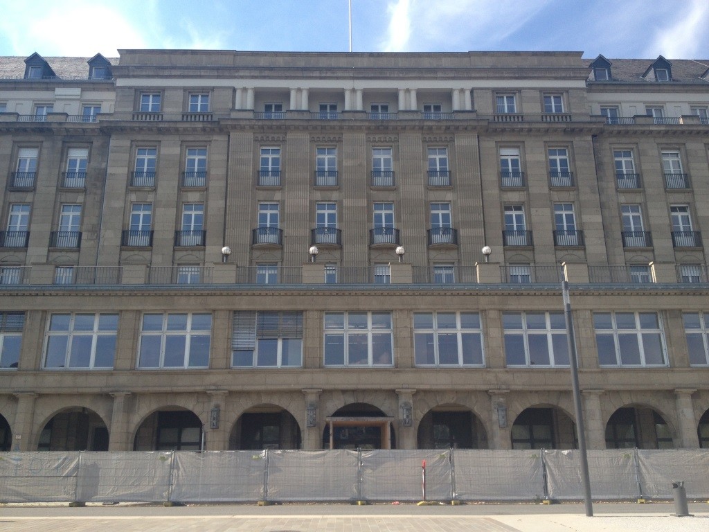 Die Fassade des Koblenzer Hofs in den Rheinanlagen (2013)