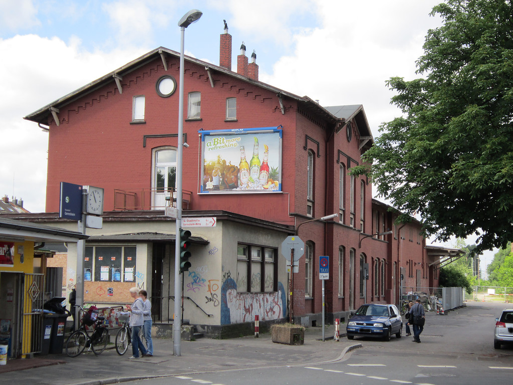 Empfangsgebäude des Bahnhofes Gerresheim, von der Straßenseite gesehen (2012)