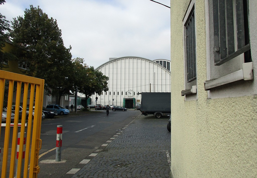 Blick auf die historische Markthalle des Köln-Raderberger Großmarkts vom Eingang in der Sechtemer Straße (2016).