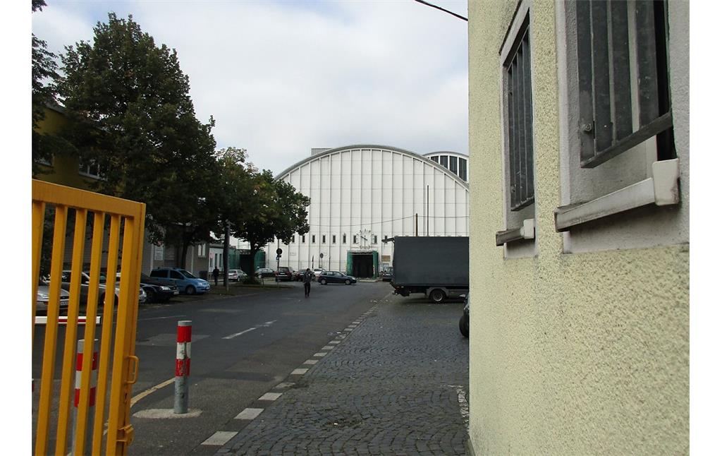 Blick auf die historische Markthalle des Köln-Raderberger Großmarkts vom Eingang in der Sechtemer Straße (2016).