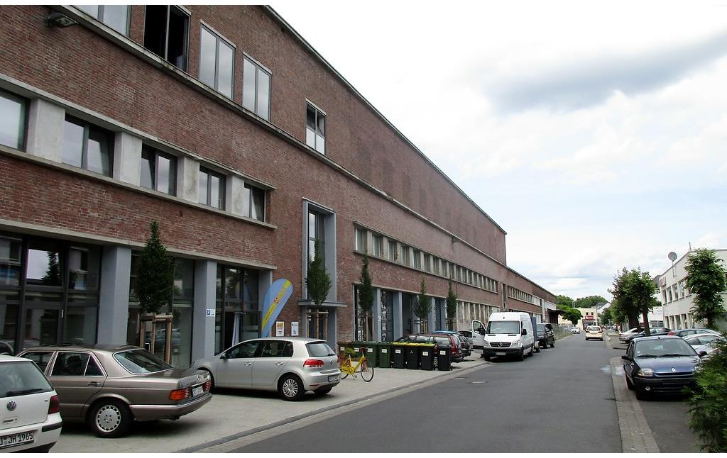 Inzwischen wieder genutzte Bereiche im südlichen Teil des ehemals zentralen Phrix-Werksgebäudes mit einer Grundfläche von etwa 225 x 90 Metern im heutigen Gewerbegebiet "Am Turm" in Siegburg (2016).