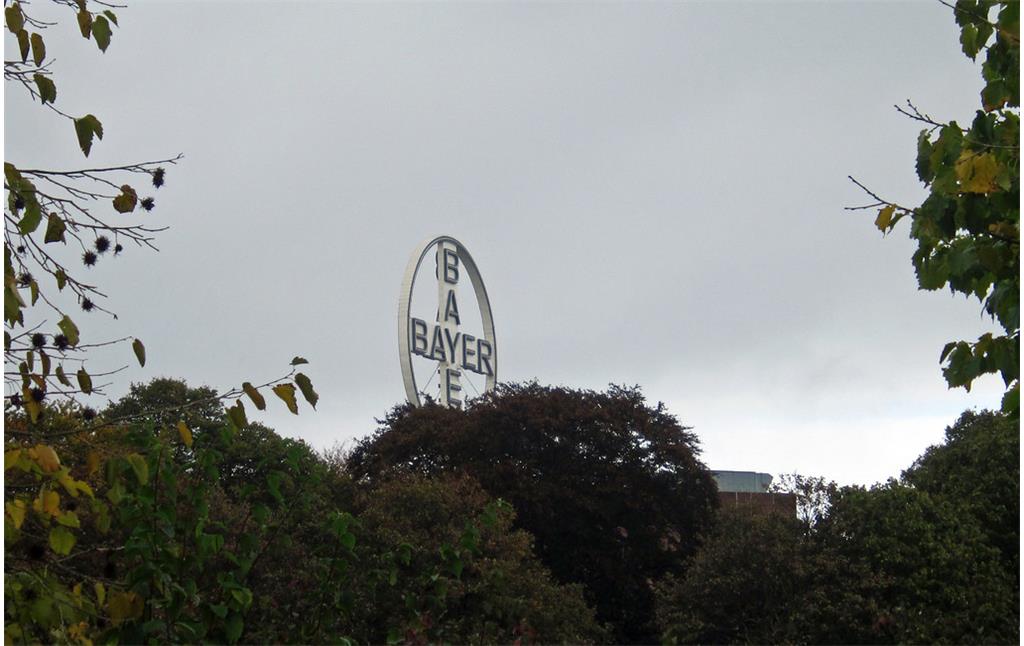 Bayer-Kreuz auf dem Dach des Bayer-Werkes in Krefeld-Uerdingen, Ansicht von der Duisburger Straße aus (2014)