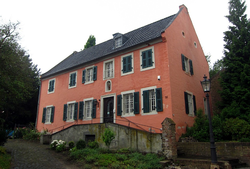 Pfarramt neben der Pfarrkirche Sankt Walburga in Bornheim-Walberberg (2013)