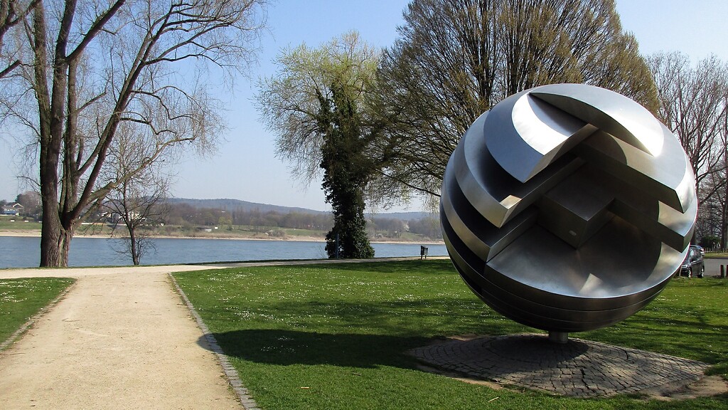 Die Stahlplastik "Integration" in der Charles-de-Gaulle-Straße im Rheinaupark in Bonn-Gronau (2022), 1975/76 geschaffen von dem Bildhauer Hans-Dieter Bohnet (1926-2006).