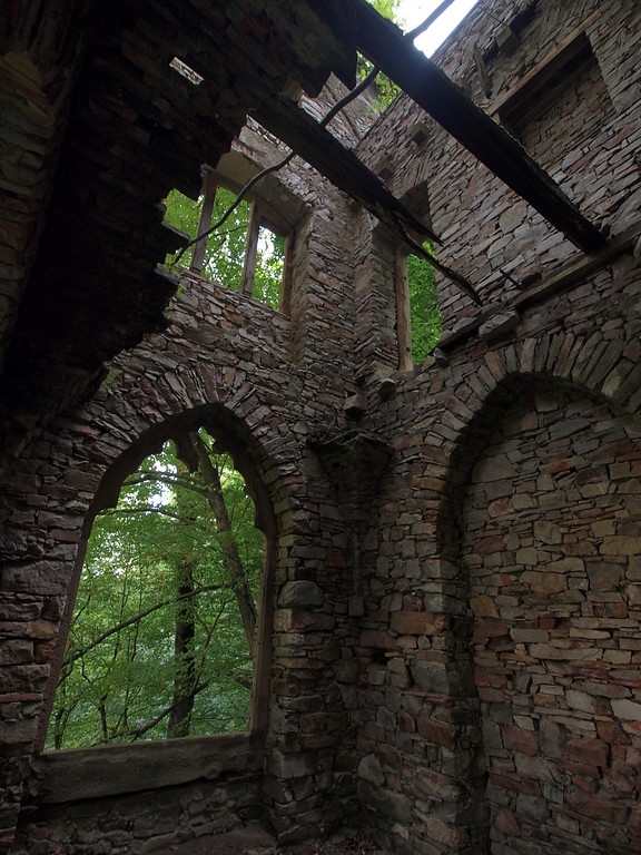 Innenansicht des Turms der Ruine Karlsburg bei Seibersbach (2013)