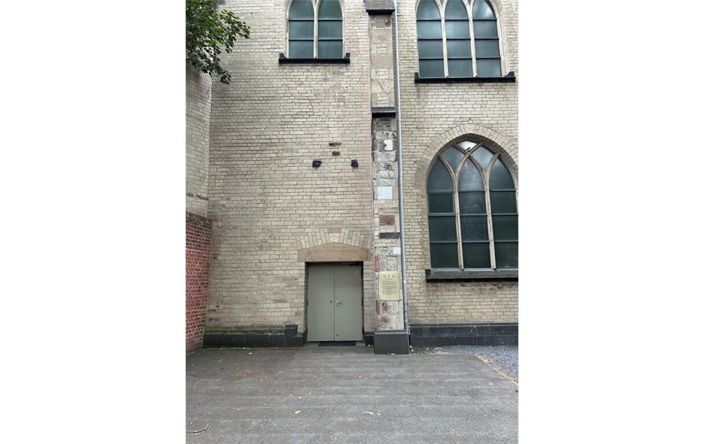 Außenansicht des Kirchengebäudes mit Innenhof der Jesuitenkirche Sankt Peter in Köln Altstadt-Süd (2023)