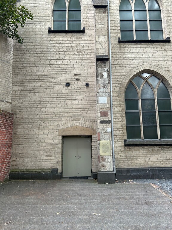 Außenansicht des Kirchengebäudes mit Innenhof der Jesuitenkirche Sankt Peter in Köln Altstadt-Süd (2023)