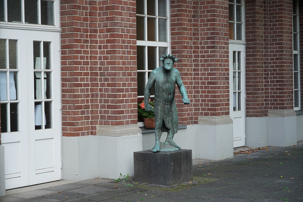 Skulptur an der Kirche Jochen-Klepper-Haus an der Aachener-Straße in Köln-Weiden (2021)