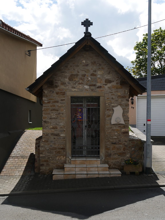 Frontansicht von Adlers Kapelle in Dörrebach (2017)