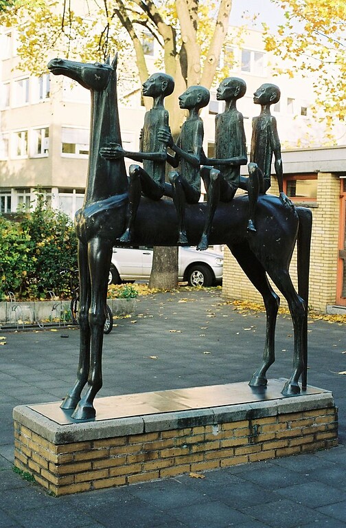 Die 1969 von dem Bildhauer Heinrich "Heinz" Klein-Arendt (1916-2005) geschaffene Bronzeplastik "Die vier Haimonskinder" vor der Schule Geilenkircher Straße in Köln-Braunsfeld (2009).
