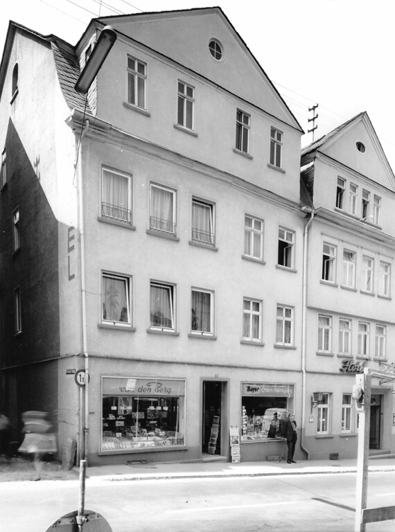 Historische Fotografie des Fachwerkensembles Kirchstraße 18-20 in Montabaur (um 1960)