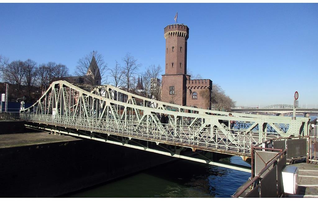 Die Hafendrehbrücke im Kölner Rheinauhafen, dahinter der Malakoffturm am Kölner Holzmarkt in Altstadt-Süd (2019).