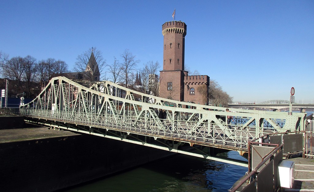 Die Hafendrehbrücke im Kölner Rheinauhafen, dahinter der Malakoffturm am Kölner Holzmarkt in Altstadt-Süd (2019).