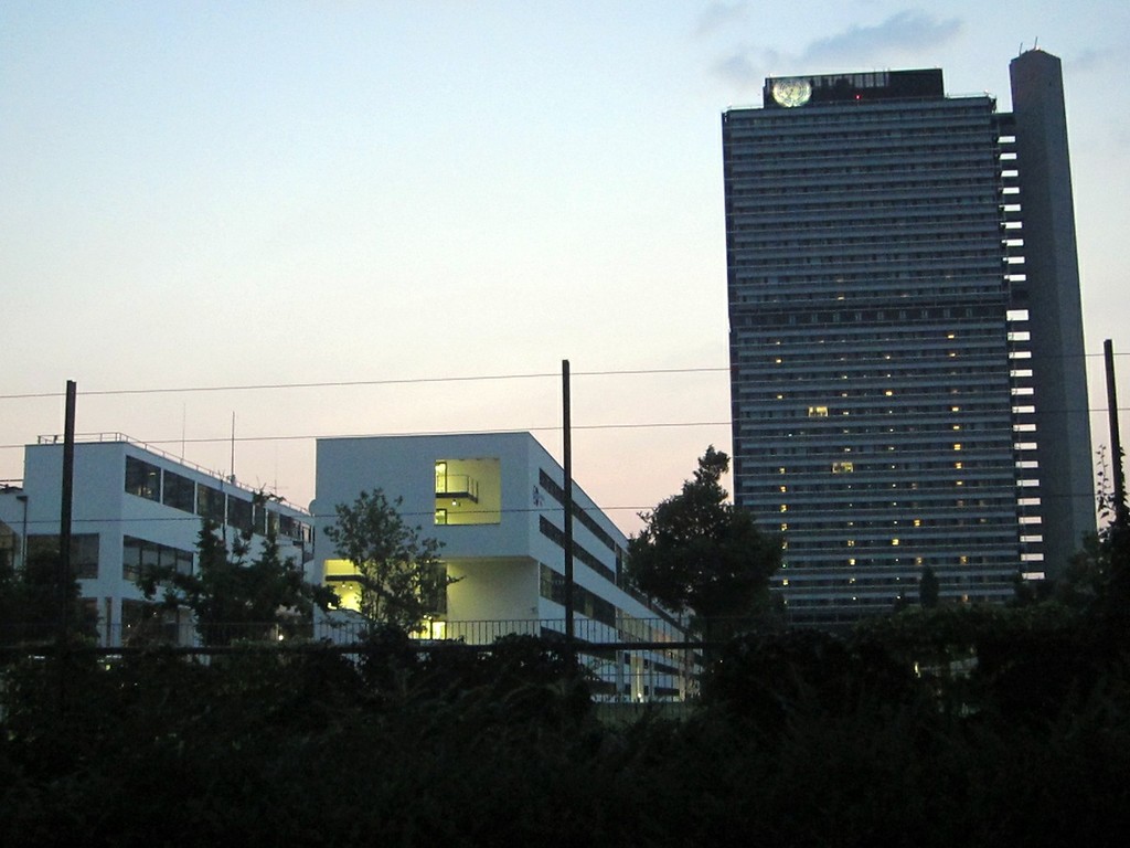 "Schürmannbau" (links) und ehemaliges Abgeordnetenhochhaus "Langer Eugen" (rechts) aus östlicher Richtung bei abendlichem Licht (2013)