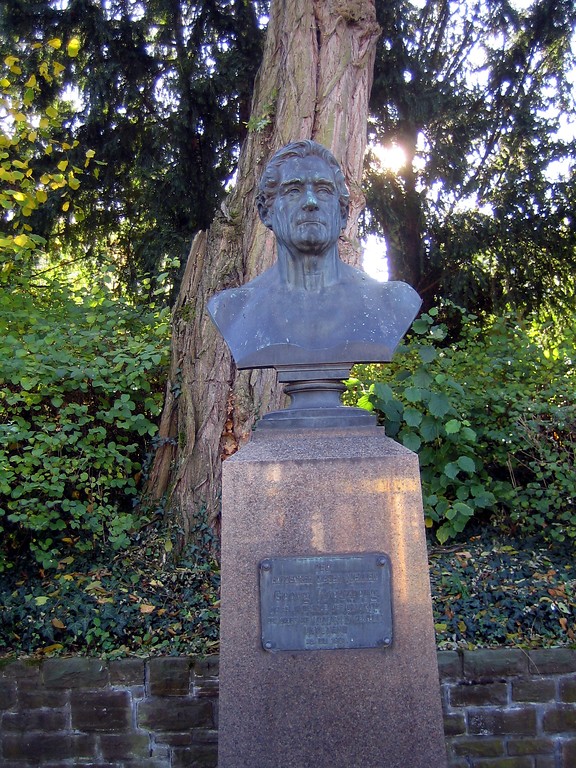 Denkmal für Georg Kreuzberg am Großen Sprudel im Kurpark Bad Neuenahr (2015)